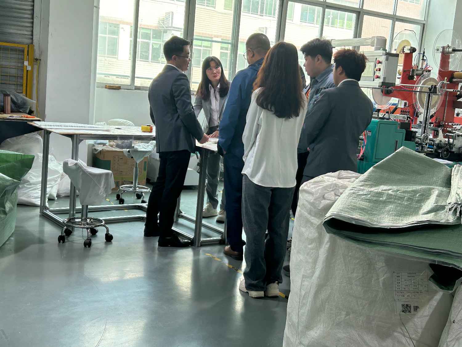 國際合作伙伴深度考察，共謀發(fā)展 —— 外國客戶訪問久信達(dá)科技生產(chǎn)車間(圖3)