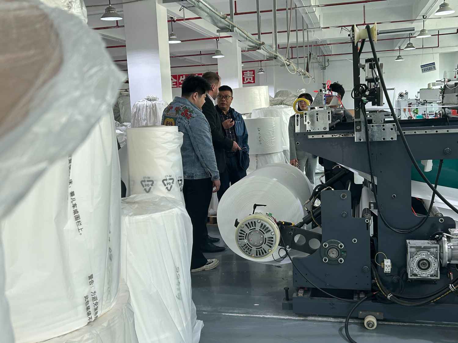 國際合作伙伴深度考察，共謀發(fā)展 —— 外國客戶訪問久信達(dá)科技生產(chǎn)車間(圖4)