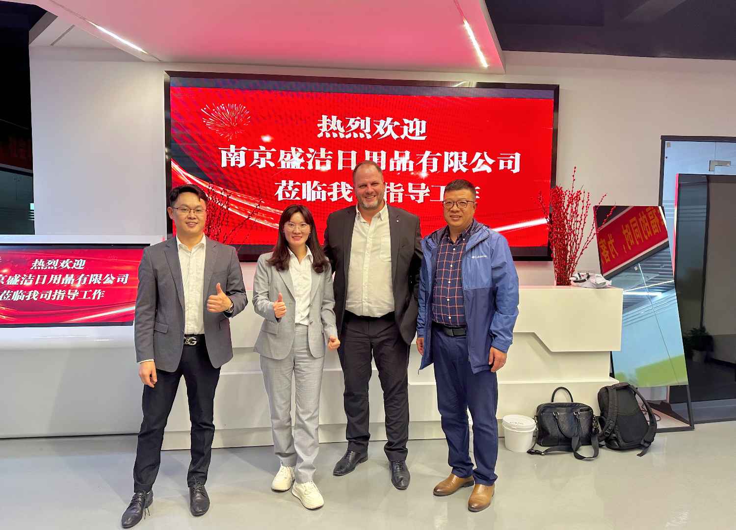國際合作伙伴深度考察，共謀發(fā)展 —— 外國客戶訪問久信達(dá)科技生產(chǎn)車間(圖1)